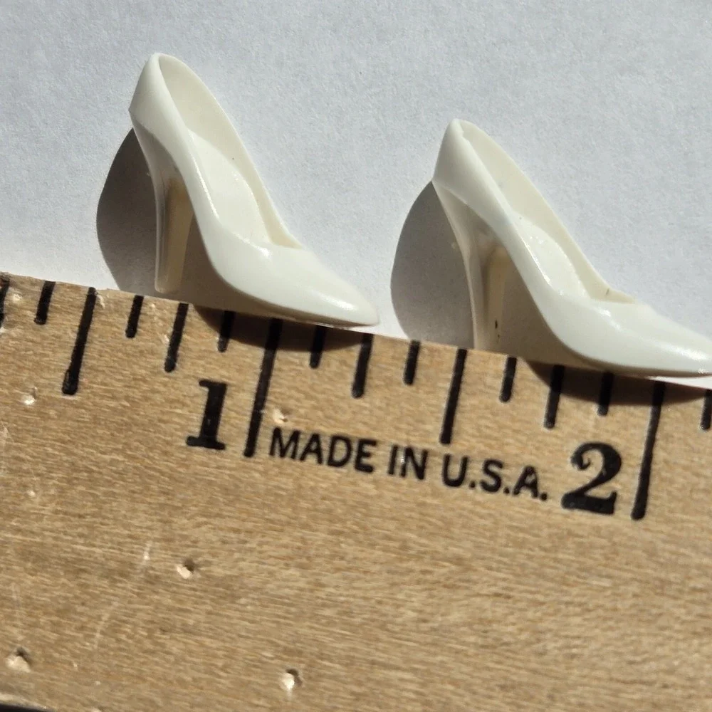 Vintage Barbie White BONE ECRU Closed Toe Heels Pumps Shoes 1960s Hong‎ Kong